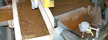脱水処理前の汚泥（左）と脱水処理後のケーキ（右）
