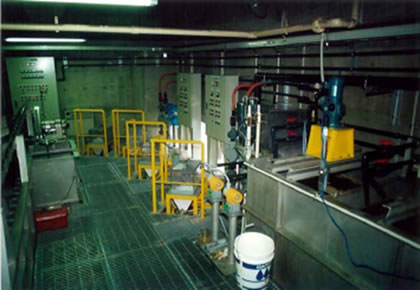 農産加工排水の中和処理（左）イカ加工排水の中和処理（右）
